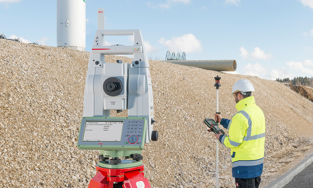 leica ts13 robotic total station in the field