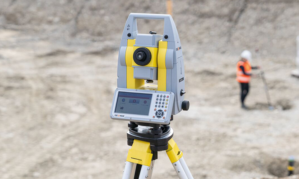 geomax zoom95 robotic total station in the field