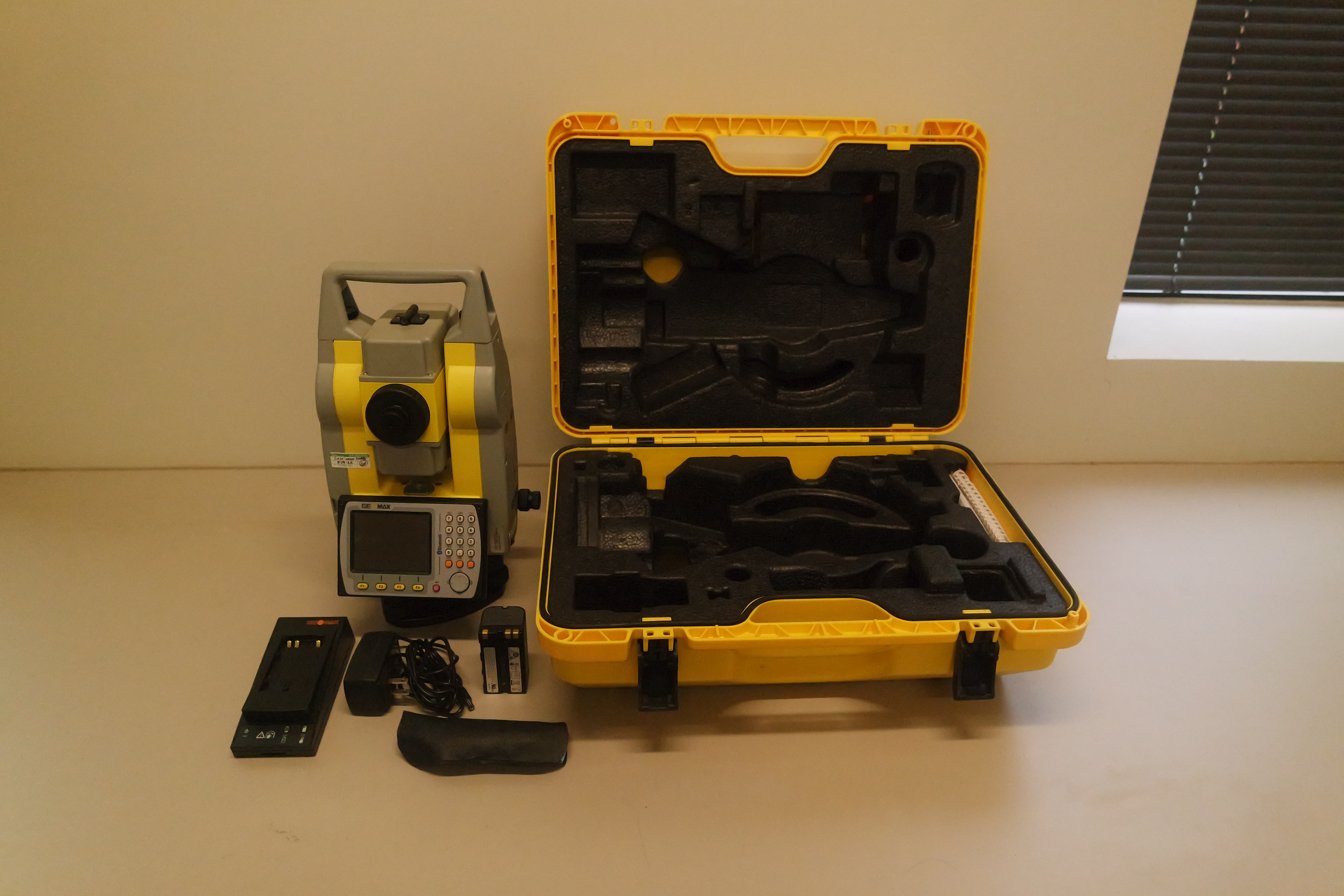 used geomax zoom35 pro total station
